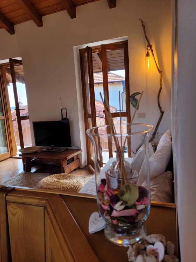 La Mansarda Del Ciliegio - Deliziosa Mansarda Con Giardino A 6 Km Da Arona Appartement Buitenkant foto